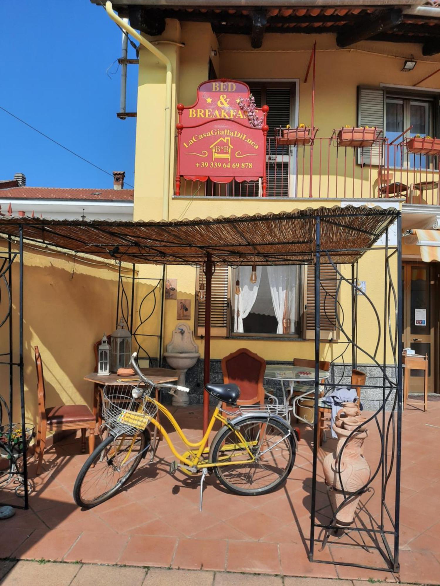 B&B La Casa Gialla Di Luca Mazze Exterior photo