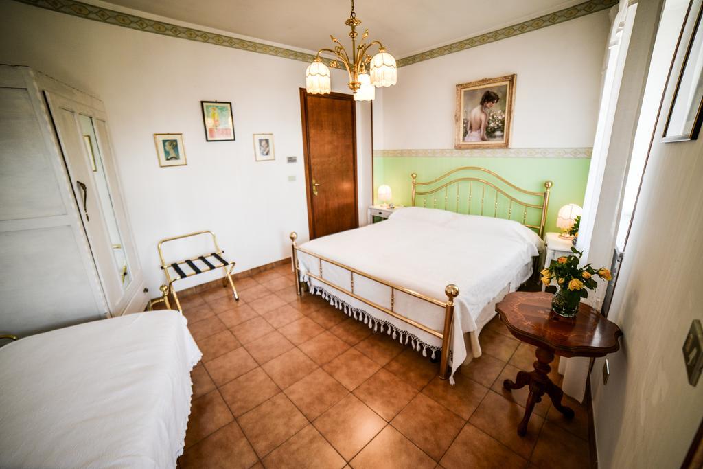 B&B La Casa Gialla Di Luca Mazze Exterior photo